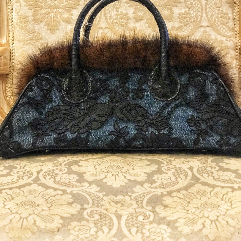 AUTHENTIC Clever Carriage Company